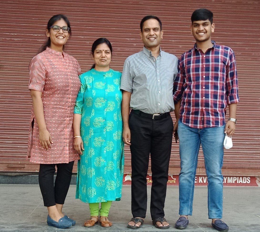 आज हमारी बेटी सलोनी गोयल ने पहली रैंक से डॉक्टर बन कर पूरा कर दिखाया है। 1 WhatsApp Image 2021 04 29 at 9.38.13 PM