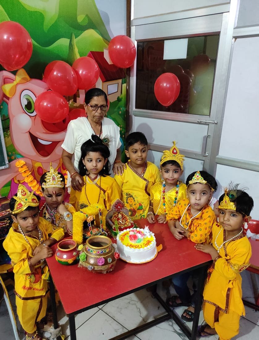 स्टारकिड्स इंटरनेशनल स्कूल, आज़ाद नगर में आज जन्माष्टमी के पावन अवसर पर बहुत लंबे समय के अंतराल पर बच्चों ने शिरकत की गई। 1 WhatsApp Image 2021 08 30 at 4.41.26 PM