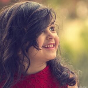 बेटी के खुले बाल होने पर गर्मी मम्मी को क्यों लगती है ! 1 बच्चों से मां का अटूट रिश्ता होता है। दोनों में भावनाओं के साथ खून का रिश्ता होता है। लेकिन खून का रिश्ता होने पर ऐसा तो नहीं होता कि भूख मां को लगे और बेटी खाना खाए। या फिर बुखार बेटी को हो और दवा मां खाए। ऐसा नहीं होता। लेकिन ऐसा क्यों होता है कि बाल बेटी के खुले हों और गर्मी मां को लगना शुरू हो जाती है। मॉडर्न युग में फिलहाल तो बाल खुले रखने की परंपरा ही शुरू हो गई है। लेकिन अगर बात सिर्फ 10 से 15 साल पीछे की करें तो बिल्कुल यही होता था। बेटी ने जैसे ही बाल खोल कर जुल्फें उड़ाने का प्रयास किया और मम्मी को गर्मी लगना शुरू हुआ।