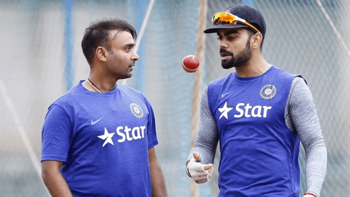 Virat Kohli और  Rohit Sharma के बीच मित्रता और बदलते रिश्ते पर Amit Mishra का नज़रिया भारतीय क्रिकेट में Virat Kohli और Rohit Sharma के योगदान को कोई अनदेखा नहीं कर सकता। ये दोनों ही खिलाड़ी न केवल टीम इंडिया के मजबूत स्तंभ बने बल्कि क्रिकेट प्रेमियों के दिलों पर भी राज किया। हाल ही में भारतीय क्रिकेटर अमित मिश्रा ने इन दोनों महान खिलाड़ियों के साथ अपने संबंधों और उनके व्यवहार में आए बदलावों पर खुलकर बातें की।  Rohit Sharma : सदाबहार दोस्त Amit Mishra ने Rohit Sharma के साथ अपनी पुरानी और अडिग दोस्ती का जिक्र किया। उन्होंने कहा कि जब उन्होंने पहली बार रोहित से मुलाकात की थी तब और आज, उनके बीच कोई बदलाव नहीं आया है। मिश्रा ने बताया, "जब मैंने रोहित से पहली बार मुलाकात की और जब आज उनसे मिलता हूं, वह वही इंसान हैं।" रोहित की सफलता, कप्तानी और आईपीएल की पांच ट्रॉफी जीतने के बावजूद, उनकी विनम्रता और मित्रता में कोई कमी नहीं आई है। मिश्रा ने रोहित के बारे में कहा कि वे हमेशा मजाक करने वाले और खुशमिजाज व्यक्ति रहे हैं। उन्होंने बताया कि रोहित की सफलता ने उनके व्यक्तित्व को बिल्कुल नहीं बदला और वे आज भी वही सरल और दोस्ताना इंसान हैं। मिश्रा ने रोहित के साथ अपने संबंधों को एक मजबूत और स्वस्थ दोस्ती का उदाहरण बताया। Virat Kohli : बदलती मित्रता और उभरती दूरियाँ वहीं, Virat Kohli के साथ अपने रिश्ते पर बात करते हुए मिश्रा ने थोड़ा निराशा भरा स्वर अपनाया। उन्होंने बताया कि कोहली के साथ उनकी बातचीत समय के साथ कम होती गई। मिश्रा ने इसका कारण कोहली की प्रसिद्धि और नेतृत्व की जिम्मेदारियों को बताया, जिसने शायद उनकी टीम के अंदर की आपसी संबंधों को बदल दिया। मिश्रा ने कहा कि जब कोहली ने कप्तानी संभाली और सफलता हासिल की, तब से उनका व्यवहार बदल गया। उन्होंने कहा, "मैंने विराट को बहुत बदलते हुए देखा है। हमारी बातचीत लगभग बंद हो गई थी। जब आपको प्रसिद्धि और शक्ति मिलती है, तो लोग सोचते हैं कि लोग उनके पास किसी मकसद से आ रहे हैं। मैं उनमें से कभी नहीं था। मैंने 'चीकू' को तब से जाना है जब वह 14 साल का था, जब वह समोसे खाता था और हर रात पिज्जा की जरूरत होती थी। लेकिन चीकू और विराट कोहली कप्तान में एक बहुत बड़ा अंतर है।" युवराज सिंह का भी अनुभव मिश्रा के इस बयान को दो बार विश्व कप विजेता युवराज सिंह के अनुभव से भी समर्थन मिलता है। युवराज ने भी पहले बताया था कि वे 'चीकू' के साथ बहुत अच्छे दोस्त थे, लेकिन जैसे-जैसे विराट कोहली स्टारडम की ऊंचाईयों पर पहुंचे, उनका बंधन कमजोर पड़ गया। युवराज ने कहा था कि उन्होंने युवा विराट कोहली के साथ बहुत सारे अच्छे समय बिताए, लेकिन कोहली के स्टारडम ने उनके रिश्ते को बदल दिया। बदलते रिश्तों के कारण मिश्रा के अनुसार, कोहली की सफलता और कप्तानी ने उन्हें ऐसा बना दिया कि वे अपने पुराने दोस्तों से दूर हो गए। यह स्वाभाविक है कि जब कोई व्यक्ति उच्चतम स्तर पर सफलता प्राप्त करता है, तो उसकी जिम्मेदारियां और प्राथमिकताएं बदल जाती हैं। कोहली की बदलती जिम्मेदारियों ने उनके व्यक्तिगत और पेशेवर जीवन में भी बदलाव लाए हैं। मिश्रा ने यह भी कहा कि कोहली अभी भी अपने पुराने दोस्तों का सम्मान करते हैं, लेकिन वह अब उतने नजदीक नहीं रहे जितना पहले थे। शक्ति और सफलता किसी भी व्यक्ति के व्यक्तित्व और संबंधों को प्रभावित कर सकते हैं, जैसा कि अमित मिश्रा की इस खुली बातचीत से स्पष्ट होता है। जबकि विराट कोहली की प्रसिद्धि और जिम्मेदारियों ने उनके संबंधों को दूर कर दिया, रोहित शर्मा ने अपनी सफलता के बावजूद अपनी सरलता और विनम्रता को बरकरार रखा। यह कहानी भी बताती है कि क्रिकेट की दुनिया में व्यक्तिगत संबंध समय के साथ कैसे बदलते हैं। भारतीय क्रिकेट टीम में विराट कोहली और रोहित शर्मा दोनों महान खिलाड़ी हैं, जिनके योगदान को हमेशा याद किया जाएगा। मिश्रा की बातें हमें बताती हैं कि सफलता और प्रसिद्धि के बावजूद, व्यक्तिगत रिश्ते महत्वपूर्ण हैं और उन्हें संभालने की क्षमता ही एक व्यक्ति को महान बनाती है।