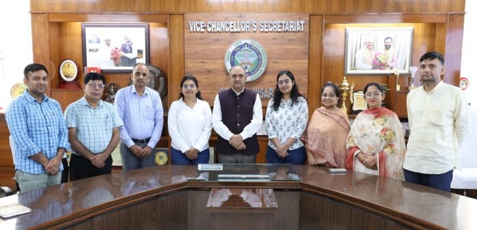 कुलपति प्रो. बी.आर. काम्बोज चयनित छात्राओं के साथ