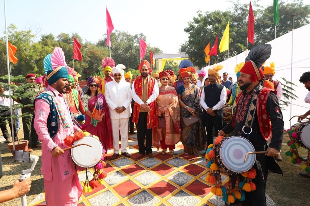गुजविप्रौवि हिसार में युवा महोत्सव में मुख्यातिथि डा. अरशिंदर सिंह चावला, आईपीएस का स्वागत करते कुलपति प्रो. नरसी राम बिश्नोई।