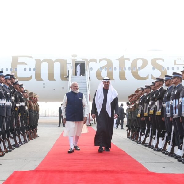 UAE के राष्ट्रपति पहुंचे भारत, pm modi welcomes UAE President प्रधानमंत्री नरेंद्र मोदी ने किया स्वागत
