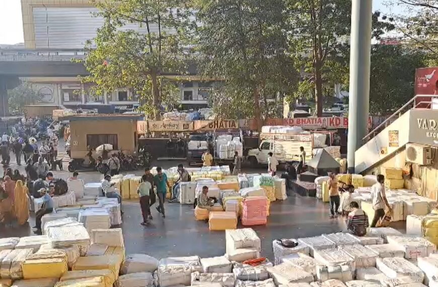 Home 16 “1 बड़ा कारोबारी मौका: Surat Textile Business बांग्लादेश की हड़ताल से सूरत के कपड़ा व्यापारियों को फायदा, कारोबार को लगेंगे पंख”