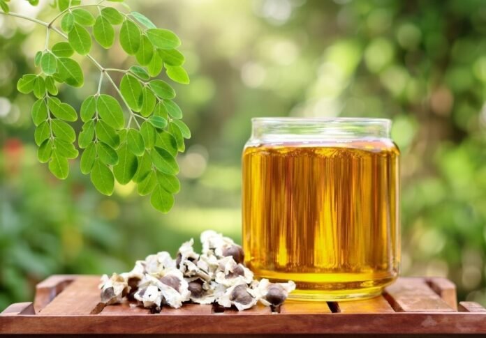 202602043661085 नेचुरल स्किन केयर: Moringa Oil for Skin मोरिंगा ऑयल से प्रदूषण और धूप से खराब स्किन में सुधार, दाग-धब्बों पर भी असरदार