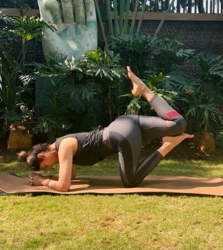 योग से फिटनेस मंत्र: शिल्पा शेट्टी ने बताया व्याघ्रासन का महत्व—कहा, दिमाग और बॉडी के बीच बेहतर तालमेल बनाता है Vyaghrasana Benefits