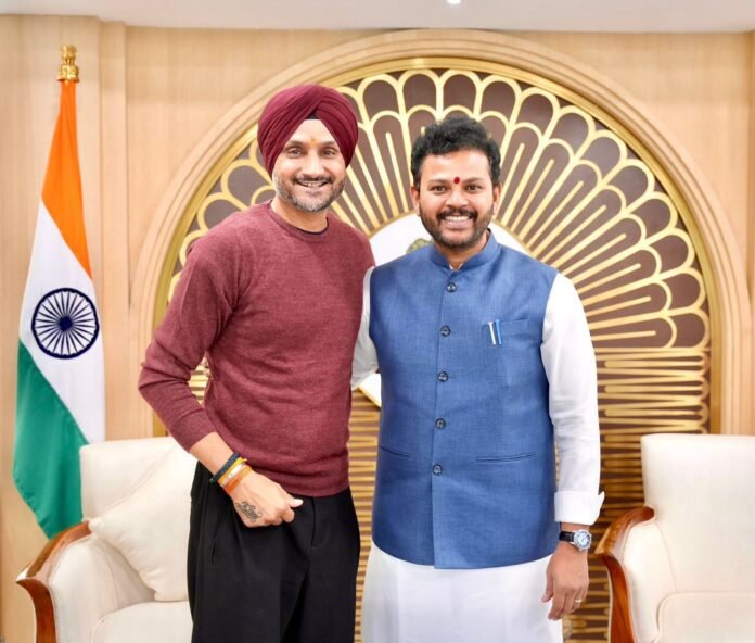 अहम मुलाकात: हरभजन सिंह ने केंद्रीय मंत्री के. राम मोहन नायडू से की भेंट, अंतरराष्ट्रीय हवाई अड्डा के विस्तार की मांगAmritsar Airport Expansion