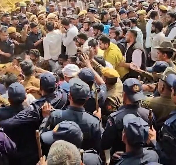 Home 4 जयपुर में सियासी टकराव: कांग्रेस कार्यालय मार्च के दौरान भाजपा युवा मोर्चा कार्यकर्ताओं की पुलिस से झड़प Jaipur BJP Yuva Morcha Police Clash