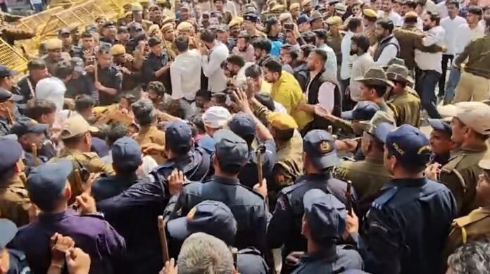 202602213682314 जयपुर में सियासी टकराव: कांग्रेस कार्यालय मार्च के दौरान भाजपा युवा मोर्चा कार्यकर्ताओं की पुलिस से झड़प Jaipur BJP Yuva Morcha Police Clash