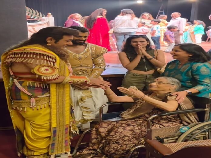 202602223682919 भावुक पल: नीतीश भारद्वाज के ‘श्रीकृष्ण’ रूप को देख रो पड़ीं बुजुर्ग महिला, वीडियो वायरल Nitish Bharadwaj Shri Krishna Video