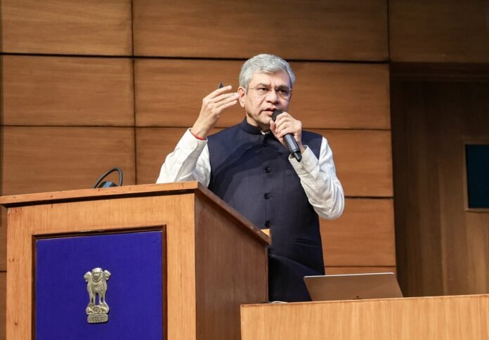 बड़ा बयान! सोशल मीडिया प्लेटफॉर्म्स को कंटेंट क्रिएटर्स संग निष्पक्ष रेवेन्यू शेयर करना चाहिए: अश्विनी वैष्णव Revenue sharing with content creators