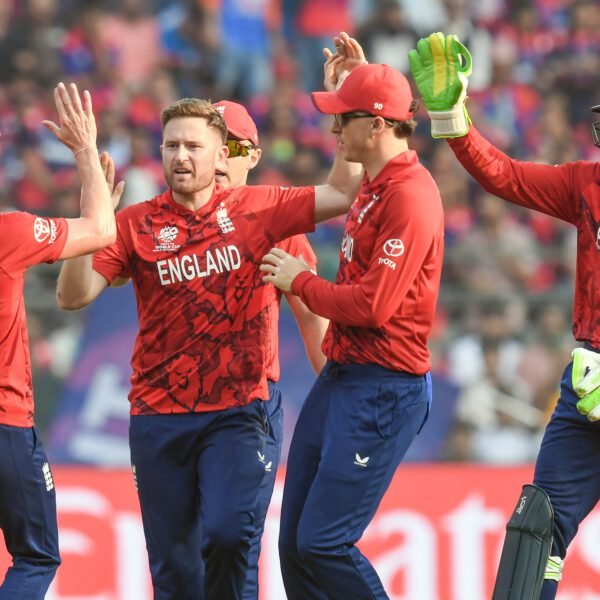 रोमांच चरम पर:England vs Nepal T20 टी20 विश्व कप में इंग्लैंड क्रिकेट टीम ने सांस रोक देने वाले मुकाबले में नेपाल क्रिकेट टीम को 4 रन से हराया