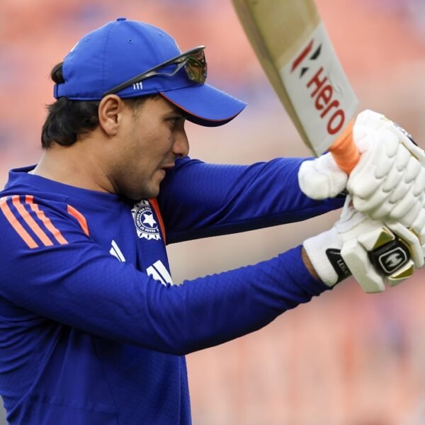 Home 3 टीम स्पिरिट की मिसाल: सूर्यकुमार यादव ने खराब फॉर्म पर अभिषेक शर्मा का किया बचाव Suryakumar supports Abhishek Sharma