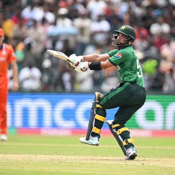 रोमांचक बचाव:टी20वर्ल्ड कप में पाकिस्तान क्रिकेट टीम नीदरलैंड के खिलाफ हार से बाल-बाल बची,अंतिम ओवर में मिली जीतPakistan vs Netherlands T20