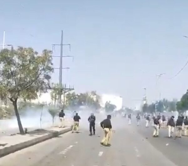 Home 2 ताज़ा अलर्ट! पाकिस्तान में अमेरिकी दूतावासों के बाहर प्रदर्शन, US ने नागरिकों को दी चेतावनी Pakistan US Embassy Protest