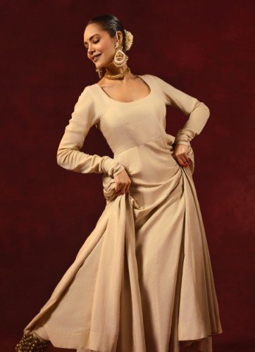 202603033694520 डरावना मंजर! दुबई में मिसाइल हमलों के बीच फंसीं ईशा गुप्ता सुरक्षित लौटीं, सुनाया आंखों देखा हाल Esha Gupta Dubai Missile Attack