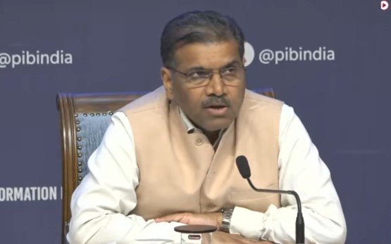 बड़ी जानकारी! होर्मुज स्ट्रेट के पश्चिम में 611 नाविकों के साथ भारतीय झंडे वाले 22 जहाज मौजूद Indian Ships Hormuz Strait