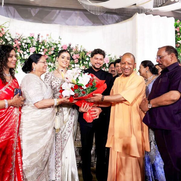 भव्य समारोह! कुलदीप यादव के रिसेप्शन में पहुंचे सीएम योगी, नवदंपति को दिया आशीर्वाद Kuldeep Yadav Wedding Reception Lucknow