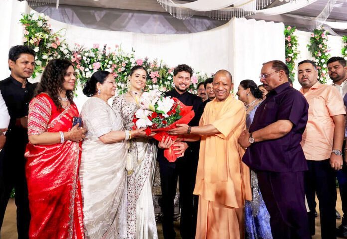 भव्य समारोह! कुलदीप यादव के रिसेप्शन में पहुंचे सीएम योगी, नवदंपति को दिया आशीर्वाद Kuldeep Yadav Wedding Reception Lucknow