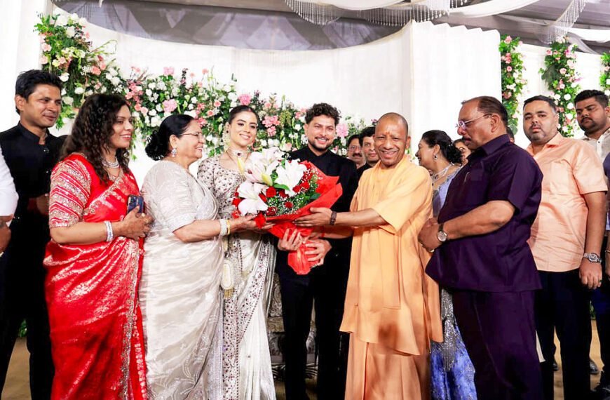भव्य समारोह! कुलदीप यादव के रिसेप्शन में पहुंचे सीएम योगी, नवदंपति को दिया आशीर्वाद Kuldeep Yadav Wedding Reception Lucknow