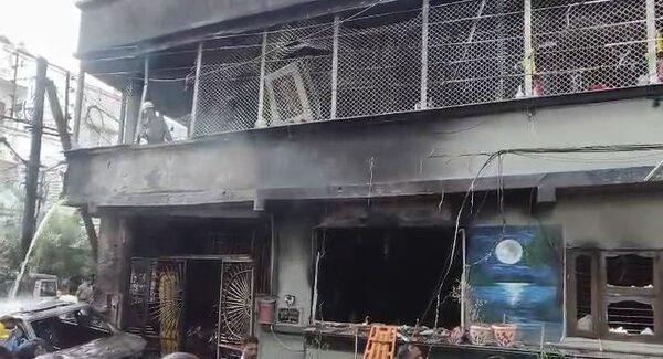 दिल दहला देने वाला हादसा! इंदौर में कार चार्जिंग के दौरान आग, 8 लोगों की मौत Indore Car Charging Fire