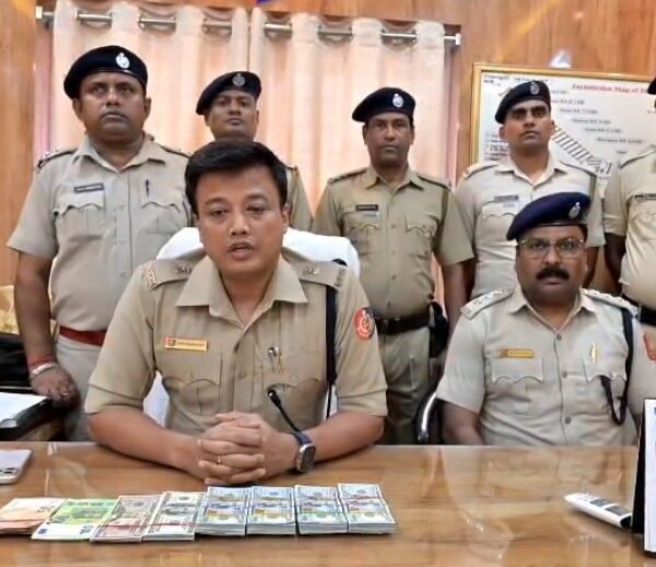 Home 4 बंगाल चुनाव से पहले एक्शन: विदेशी मुद्रा के साथ युवक हिरासत में”West Bengal election news