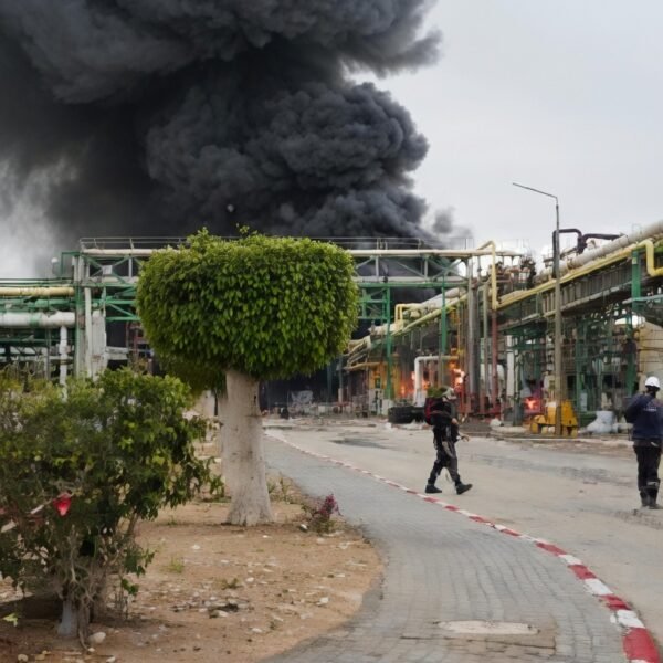 Home 3 इजरायल के केमिकल हब पर ईरान का हमला, लोगों को घरों में रहने की सलाह Iran attack Israel chemical hub