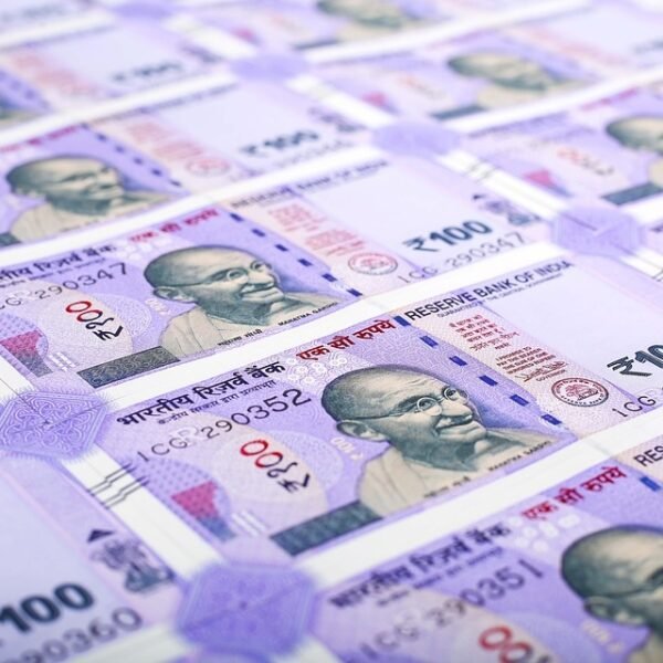 ऐतिहासिक गिरावट! डॉलर के मुकाबले रुपया पहली बार 93 के पार, मध्य पूर्व तनाव का असर Rupee vs Dollar 93