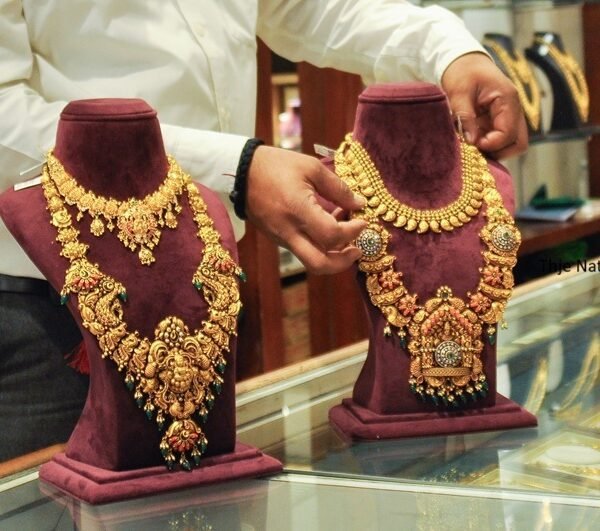 Home 3 बड़ी गिरावट! मध्य पूर्व तनाव के बीच चांदी 3,300 रुपये से ज्यादा सस्ती, सोने में भी कमजोरी Silver Price Fall Today