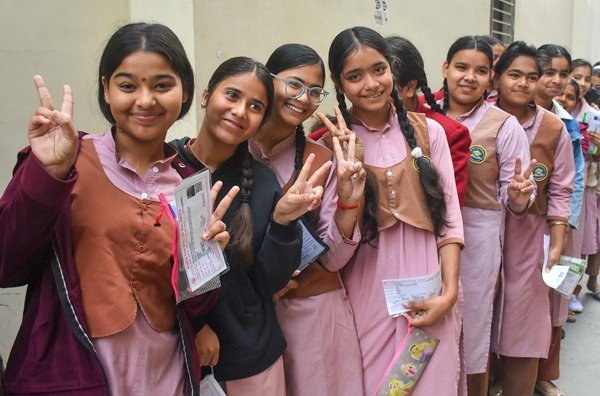 Home 3 CBSE 10वीं रिजल्ट जारी: 93.70% छात्र पास CBSE 10th result 2026