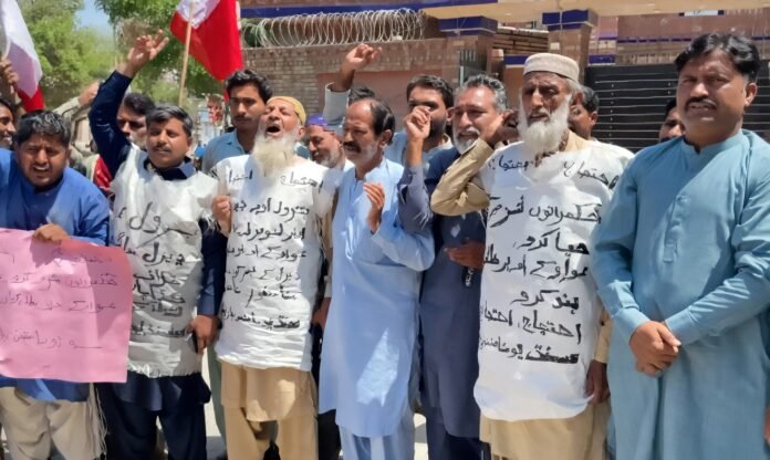 202604063736698 सिंध में ‘कफन’ पहनकर प्रदर्शन: पेट्रोल कीमतों के खिलाफ उबाल Pakistan protest petrol price