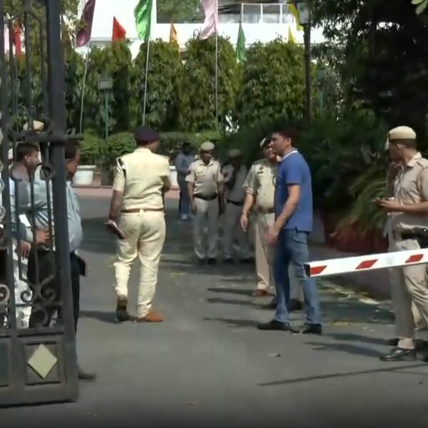 दिल्ली विधानसभा में सुरक्षा चूक: हाई-सिक्योरिटी गेट तोड़कर घुसी कार Delhi Assembly security breach