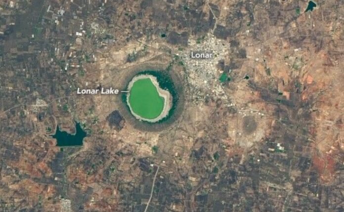 202604093740719 50 हजार साल पुरानी लोनार झील: क्यों बदलता है इसका पानी का रंग?"Lonar Lake mystery