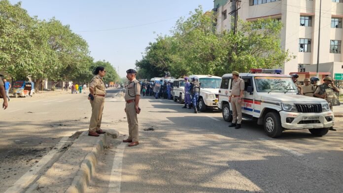 202604143747459 नोएडा में तनाव के बाद सख्ती: 300 से ज्यादा हिरासत में, भारी पुलिस तैनाती Noida tension news