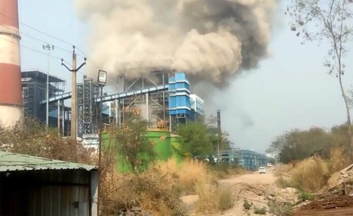 Sakti: Boiler explosion at Vedanta power plant वेदांता प्लांट हादसा: घायलों के इलाज पर प्रशासन मुस्तैद, मुआवजे का ऐलान Vedanta plant accident