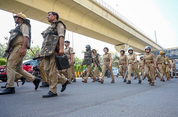 “नोएडा में श्रम विभाग की बड़ी कार्रवाई: 203 संविदाकारों पर गिरी गाज”Noida labour department action