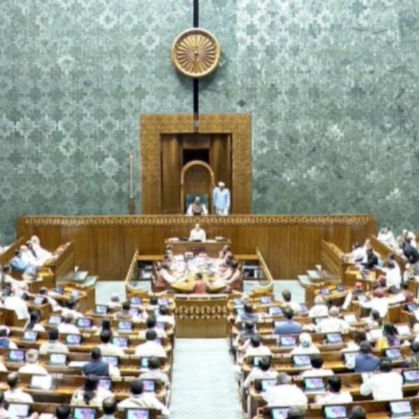 लोकसभा में गिरा संविधान संशोधन बिल, नहीं मिला दो-तिहाई बहुमत”Constitution amendment bill India