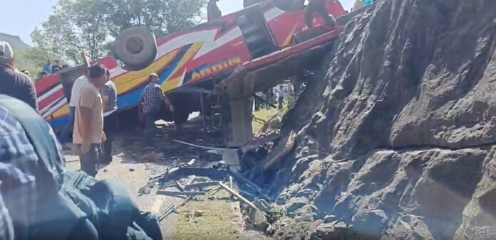 जम्मू-कश्मीर बस हादसा: खाई में गिरी बस, 14 की मौत Jammu Kashmir Bus Accident