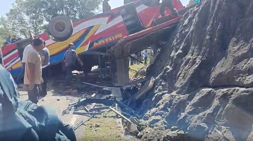 जम्मू-कश्मीर बस हादसा: खाई में गिरी बस, 14 की मौत Jammu Kashmir Bus Accident