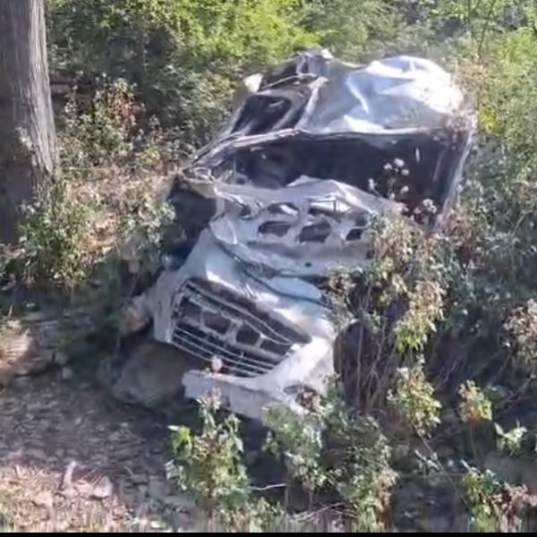 उत्तराखंड हादसा: टिहरी गढ़वाल में खाई में गिरा वाहन, 8 की मौत, 2 घायल Uttarakhand road accident