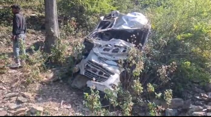 उत्तराखंड हादसा: टिहरी गढ़वाल में खाई में गिरा वाहन, 8 की मौत, 2 घायल Uttarakhand road accident