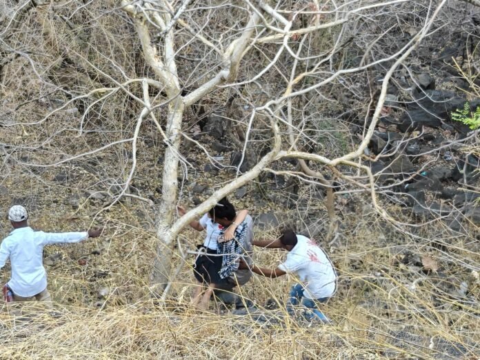 महाराष्ट्र हादसा: गोंदिया में दो ट्रेलर की टक्कर से ड्राइवर की मौत, जलगांव में पेड़ ने बचाई 4 लोगों की जान Jalgaon accident rescue