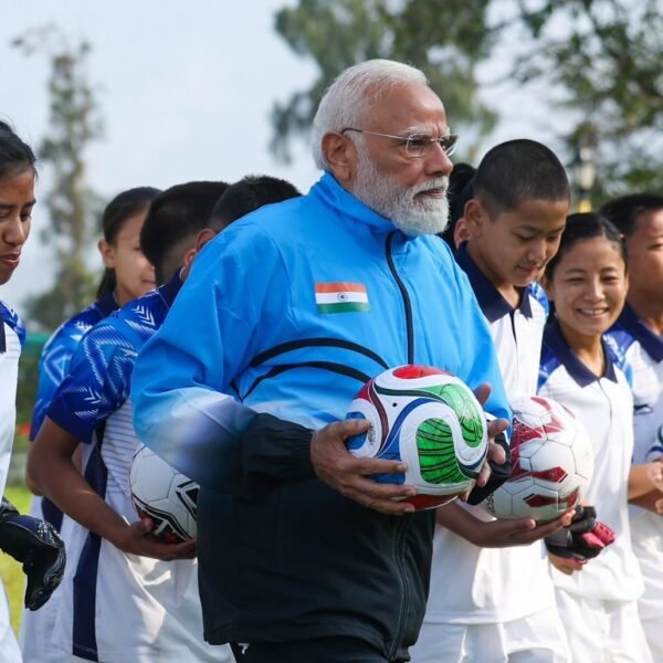 बच्चों संग फुटबॉल खेलते दिखे नरेंद्र मोदी, बोले- नन्हे दोस्तों के साथ खेलने का मजा ही कुछ और है PM Modi football with kids