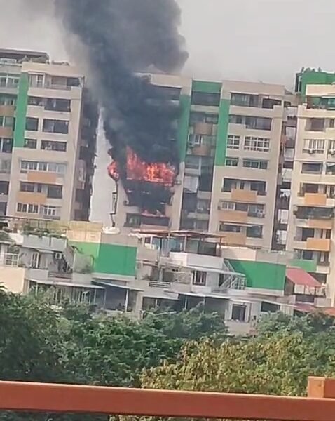 गाजियाबाद में हाईराइज सोसायटी के फ्लैट में भीषण आग, दमकल की कई गाड़ियां मौके पर Ghaziabad fire news