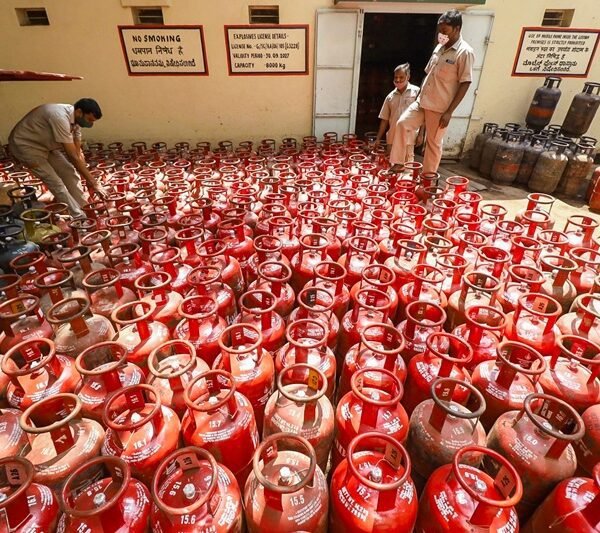प्रवासी मजदूरों को राहत: 5 किलो LPG सिलेंडर की सप्लाई दोगुनी 5kg LPG cylinder supply