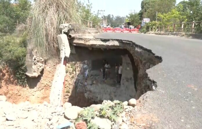 बंतलाब पुल हादसा: तीन मजदूरों की मौत, उमर अब्दुल्ला ने दिए गहन जांच के निर्देश Bantlab bridge accident