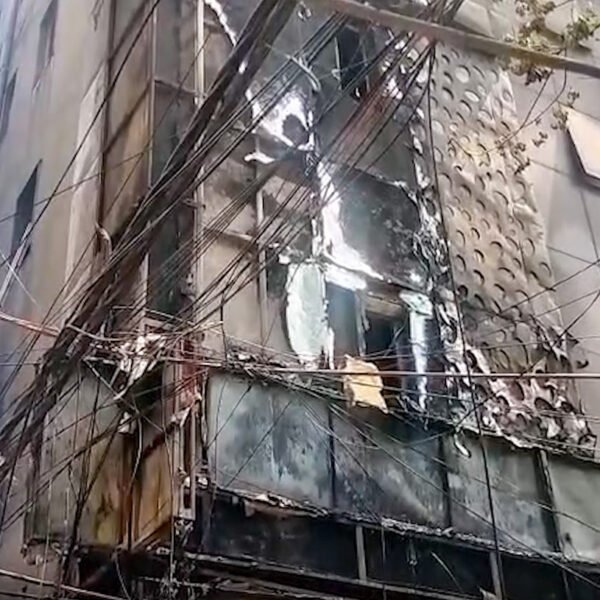 दिल्ली अग्निकांड: मृतकों की संख्या 21 पहुंची, अधिकांश विदेशी नागरिक Delhi Malviya Nagar Fire