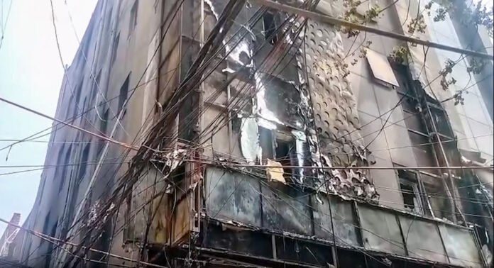 दिल्ली अग्निकांड: मृतकों की संख्या 21 पहुंची, अधिकांश विदेशी नागरिक Delhi Malviya Nagar Fire