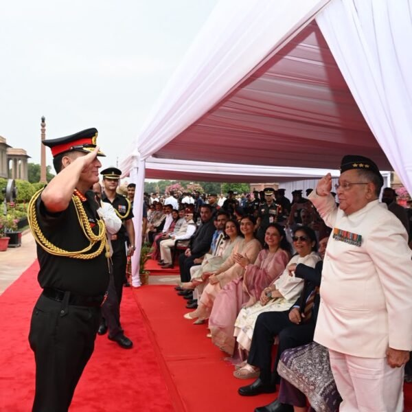 सेना प्रमुख जनरल धीरज सेठ ने पिता को किया सैल्यूट, परिजनों से लिया आशीर्वाद Army Chief General Dheeraj Seth