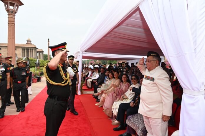 202607013847332 सेना प्रमुख जनरल धीरज सेठ ने पिता को किया सैल्यूट, परिजनों से लिया आशीर्वाद Army Chief General Dheeraj Seth